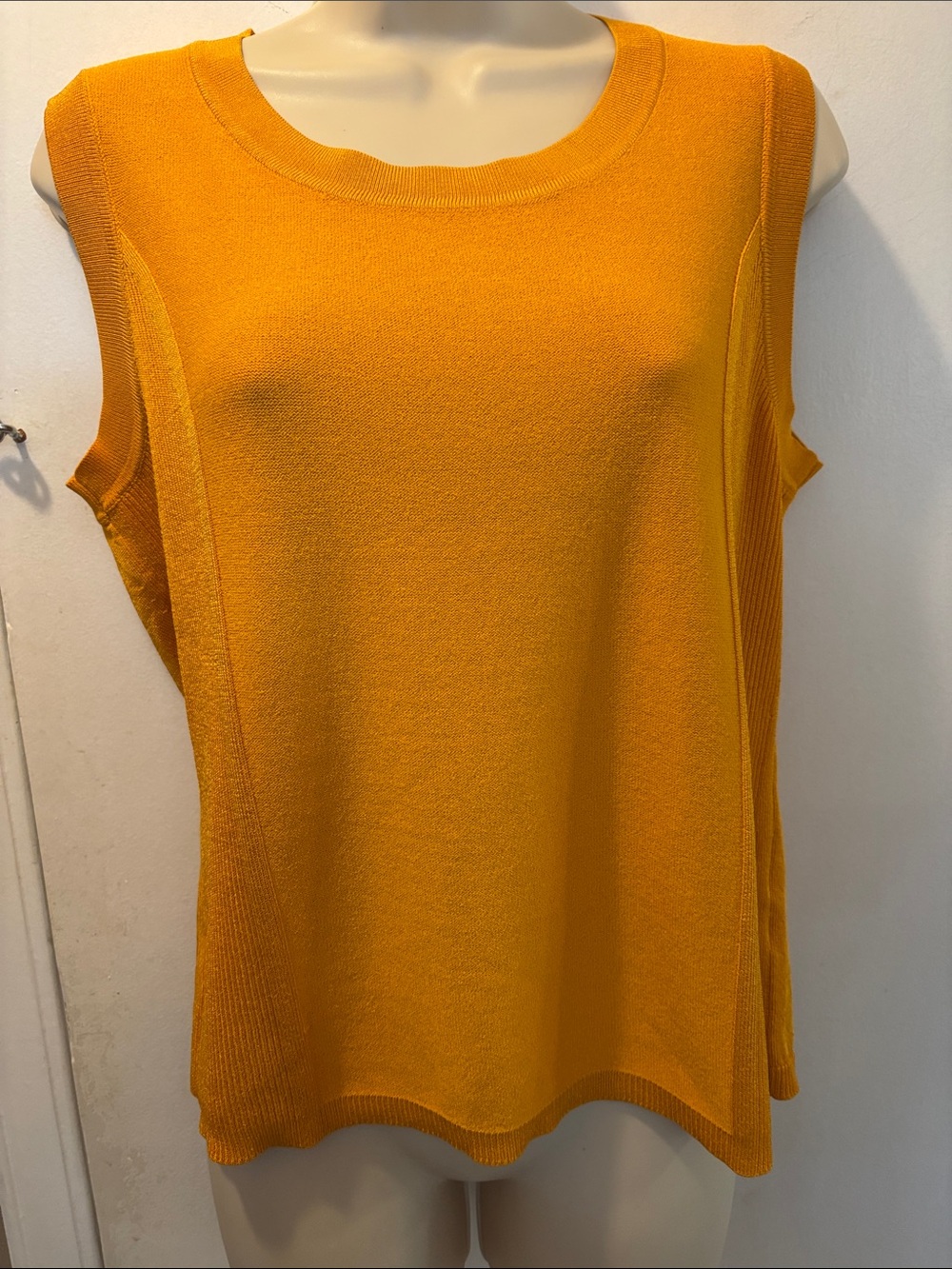 Jones New York large gold sleeveless knit top 26-309
